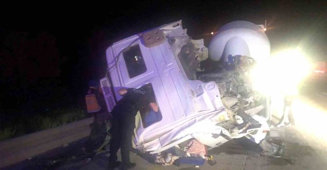 Arkadan çarptığı tırın şoför kabinini devirdi, sürücü kabinde sıkıştı