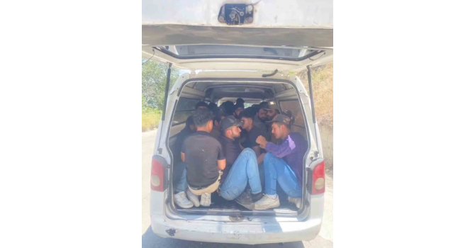 Minibüsü tıka basa göçmen dolduran şahıslar, yakayı ele verdi