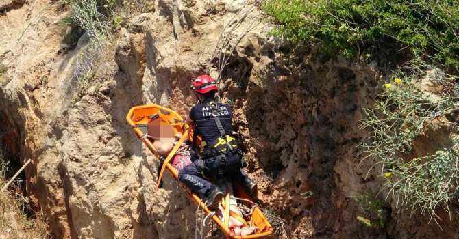 Manzara izlemek için falezlere inmek isteyen kadın turist ölümden döndü