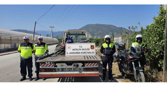 Jandarma denetimlerinde 98 motosiklet trafikten men edildi