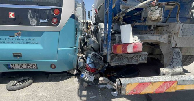 Hatay’da minibüs ile beton mikseri arasında kalan motosikletli yaralandı