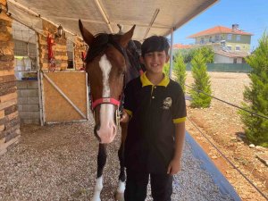 Karnesini almaya okula atıyla geldi, gören gözlerine inanamadı