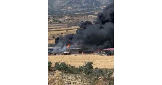 Depoda yangın çıktı, gökyüzünü kara dumanlar kapladı