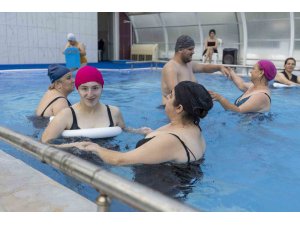 Özel gereksinimli çocuklar yüzmenin keyfini yaşıyor