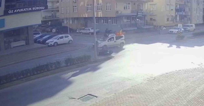 Hafif ticari araçla çarpışan motosiklet sürücüsü ve yolcu ölümden döndü