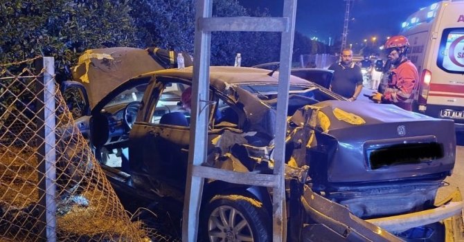 Dörtyol’da elektrik direğine çarpan otomobilin sürücüsü yaralandı