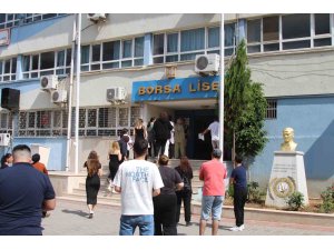 Adana’da sınava geç kalan öğrencileri polis yetiştirdi