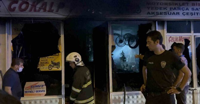 İskenderun’da motosiklet tamir atölyesinde yangın çıktı
