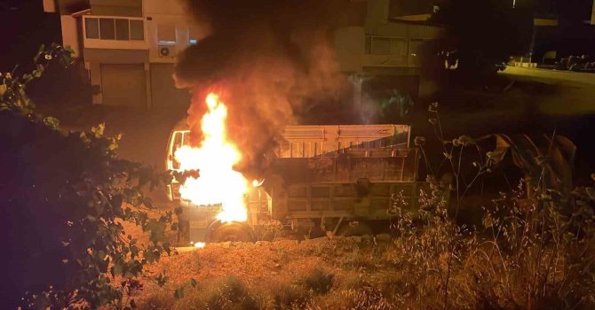 Gazipaşa’da park halindeki kamyon alev alev yandı