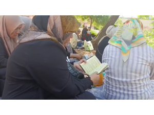 Kahramanmaraş’ta öğrenciler sınavdayken aileler de dışarıda dua etti