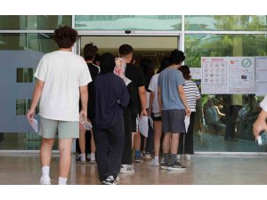 Sınava son saniyede yetişti, binaya velilerin alkışları eşliğinde girdi