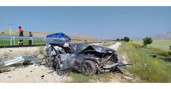 Antalya-Denizli karayolunda kontrolden çıkan otomobil şarampole düştü,3 yaralı