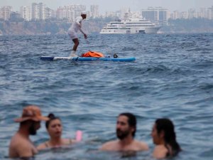 Termometreler 33 dereceyi gösterdi, Konyaaltı Sahili doldu taştı