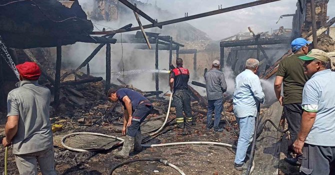 Bahçede yakılan ateş 2 ev ve 1 metruk binayı kül etti