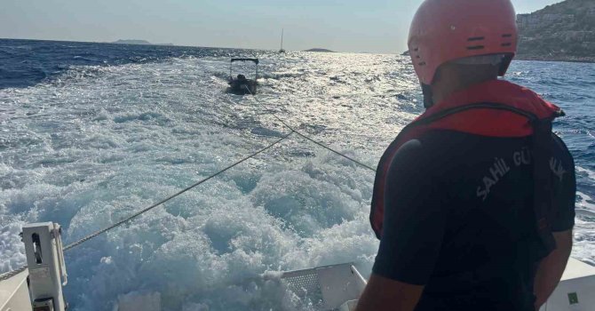 Antalya’da arızalanan teknedeki 2 kişinin imdadına Sahil Güvenlik ekipleri yetişti