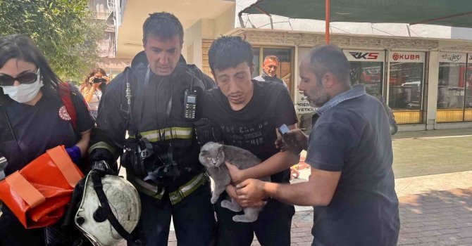 Alevlerin sardığı evde balkona sığındı kedisini elinden bırakmadı