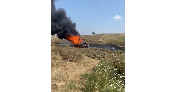 Yanan traktöre aldırmadı, çocuklarını teselli etti