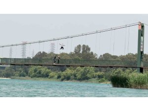 Gençlerden tehlikeli hareketler: Köprünün halatlarına tırmanıp atladılar