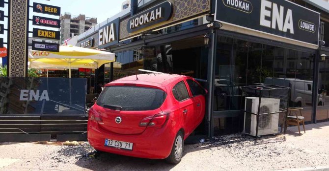 Mersin’de kontrolünü kaybeden kadın sürücü aracıyla kafeye daldı