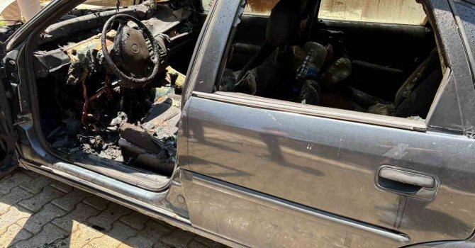 Isparta’da park halindeki otomobil alev alev yandı