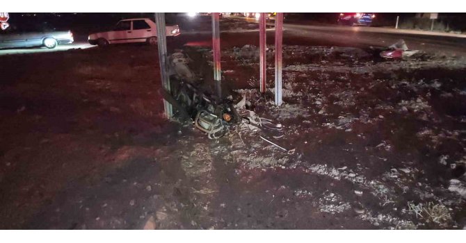 Hafif ticari araçla çarpışan motosikletin sürücüsü öldü