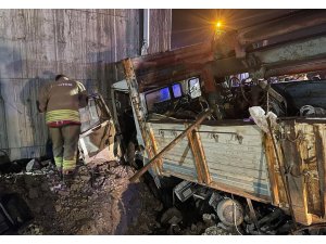 Üst geçit duvarına çarpan kamyondaki 2 kişi yaralandı