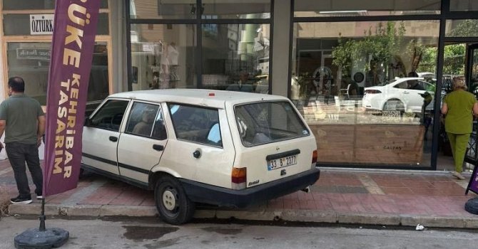 Mersin’de araçlar iş yerlerine daldı