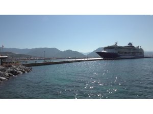 Bin 794 yolcu 740 mürettebatlı dev gemi Alanya’ya iskelesine demirledi