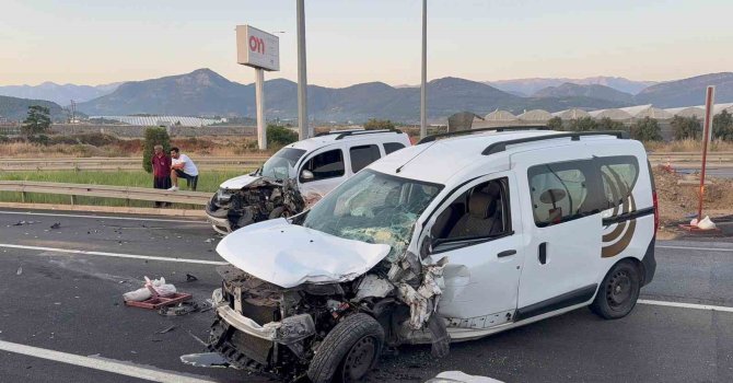 Antalya’da hafif ticari araçlar kafa kafaya çarpıştı: 4 yaralı