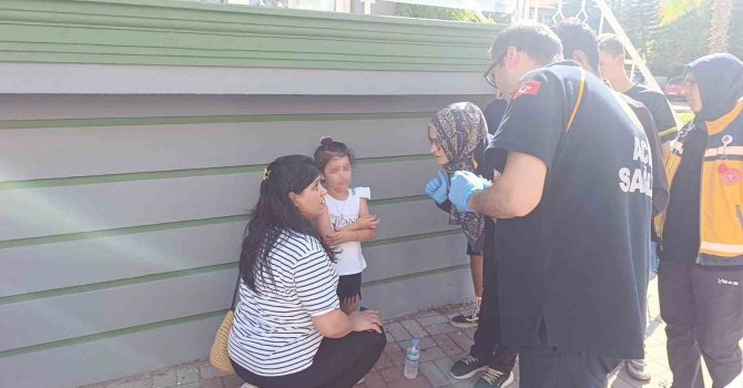 Küçük kızı, kazada hafif yaralanan annesinden ayrılmak istemedi