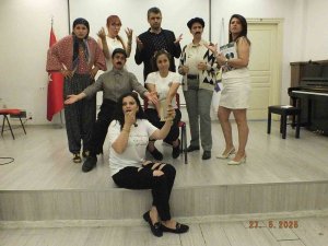 Velilerin kurduğu "Çocuklar Derse Biz Sahneye" topluluğu sahnelediği "Ah Şu Gençler" adlı oyunla büyük beğeni topladı.