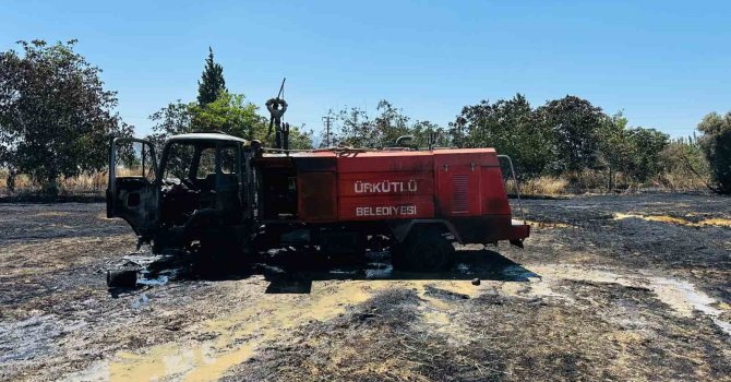 Arazi yangınında alevlerin arasında kalan itfaiye aracı yandı