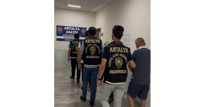 Antalya’da sahte altınla kuyumcuları dolandıran 4 şüpheli yakalandı