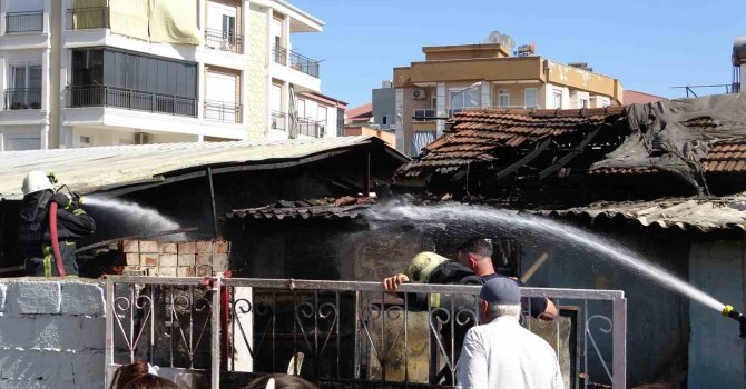 Hurda malzemelerden çıkan yangın 2 gecekonduyu küle döndürdü