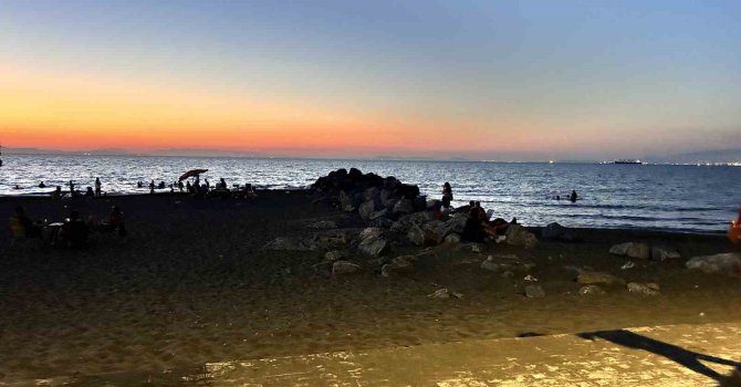 Denize atlarken kayalıklara çakıldı