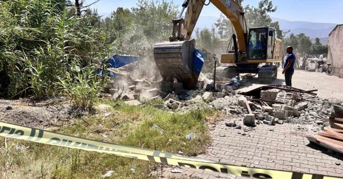 Kaçak yapı yıkımında gerginlik: 1 yaralı, 2 gözaltı