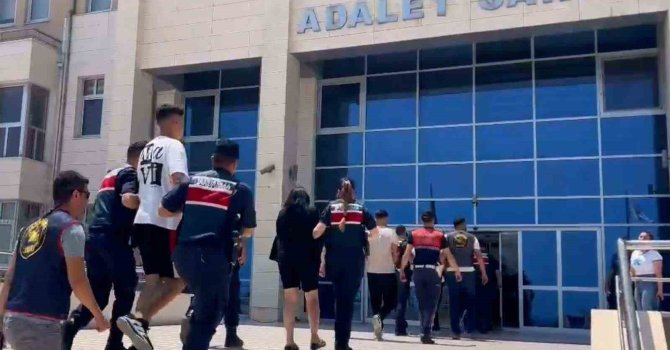 İş yerlerini kurşunlayıp zarar veren 2 şüpheli tutuklandı: O anlar kamerada