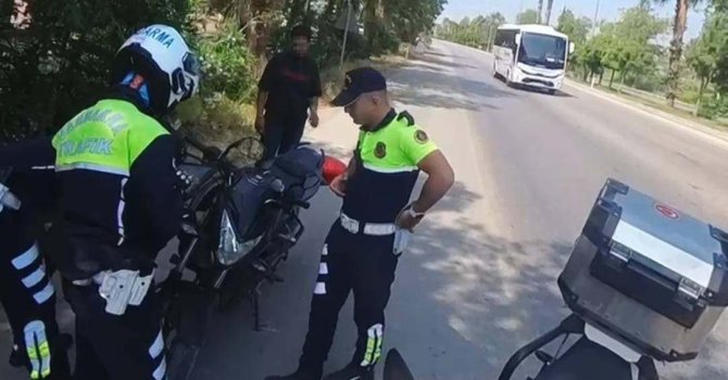 Çalıntı motosikletle kaçmaya çalışan şüpheli jandarmanın dikkati sayesinde yakalandı