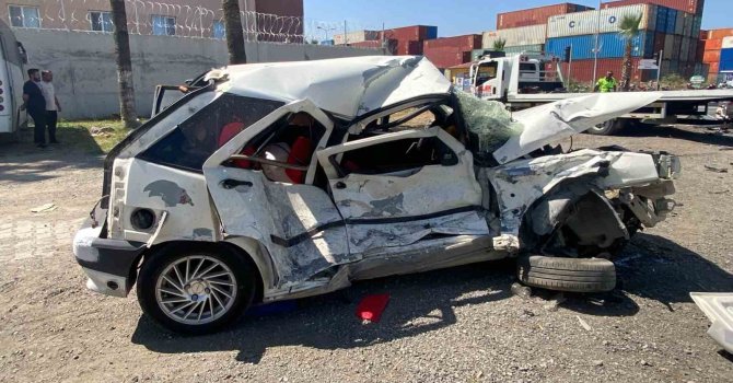 Otomobillerin hurdaya döndüğü kazada 2 kişi yaralandı