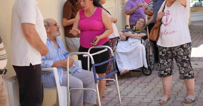 Antalya’da yangın paniği, apartman dumanla kaplandı, yaşlı çift kurtarıldı