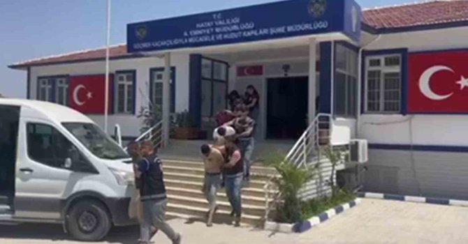 Şüphe uyandırmamak için LG logolu teknik servis aracıyla göçmen kaçırırken yakalandılar