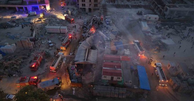 İşçilerin kaldığı prefabrik yatakhane alevlere teslim oldu