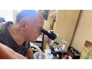 Evinin bir odasını labaratuvar haline getirdi, araştırmalarına ara vermedi