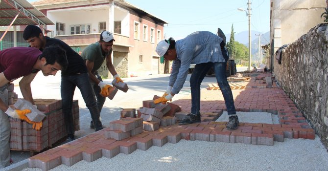 Finike Atatürk Caddesi’nde kaldırım çalışması sürüyor