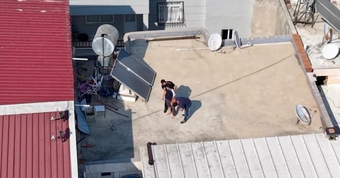 Uyuşturucuyu tuvalete atıp kaçmaya çalışan şüpheli dron takibi ile yakalandı