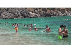 Alanya’da aşırı sıcaklar sahilleri doldurdu