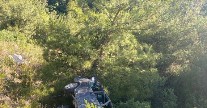 Otomobil uçurumdan uçtu: 1 ölü, 2 yaralı