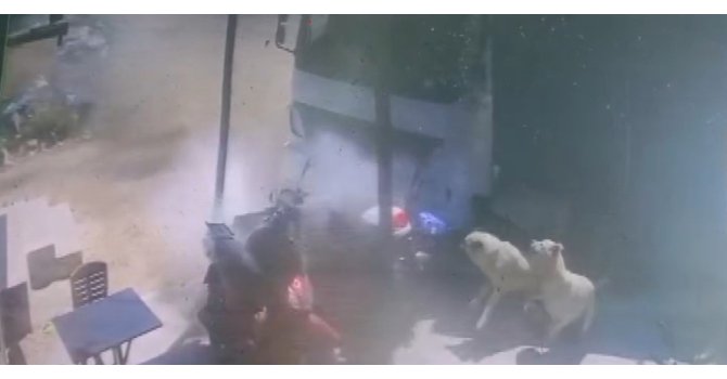 Çocuğun kullandığı kamyonun altında ezilmekten saniyelerle kurtuldular: O anlar kamerada