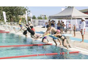 Mersin’de çocuklar, hem yüzme öğreniyor hem de eğleniyor