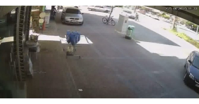 Aniden yola fırlayan bisikletli karşısında sürücünün son anda ki tepkisi kameraya yansıdı